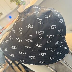 UGG Black Logo-Print Unisex Bucket Hat